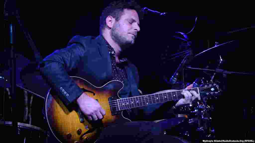 Ізраїльский гітарист Еран Хар Евєн – професор консерварторії в Амстердамі, імпровізатор і відомий в Нідерландах джазовий музикант