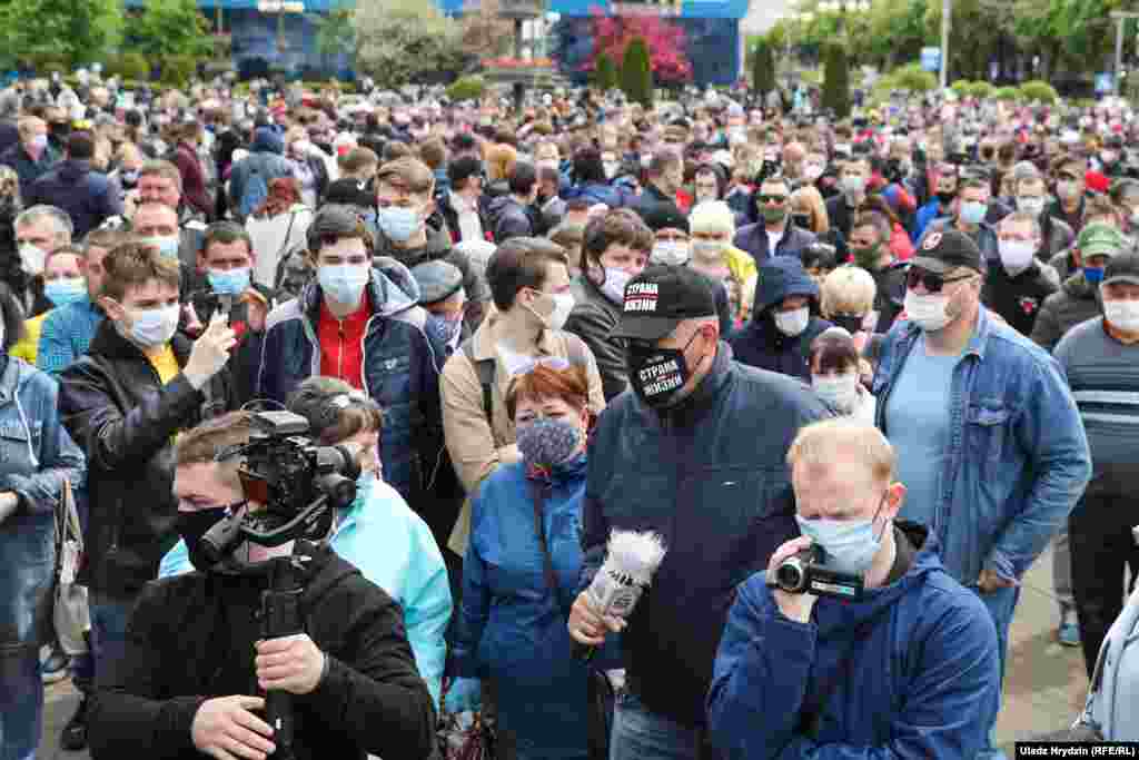 Мітингувальники зібралися після того, як правозахисна організація Human Rights Watch (HRW) попередила, що влада Білорусі активізувала свої репресії проти незалежних активістів та журналістів &laquo;новою хвилею свавільних арештів&raquo; перед виборами