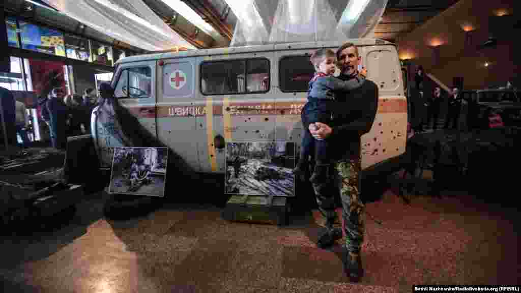 Центральна композиція – «Хресний шлях» – уособлює криваву ціну, яку платить український народ за свою Незалежність. В її основі – автомобіль швидкої допомоги – «буханка», як ще її називають військові 17-го батальйону 57-ї бригади. Разом з солдатами вона пройшла гарячими місцями Луганської та Донецької областей