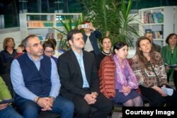 მარცხნიდან მარჯვნივ: თბილისის ვიცე-მერი ანდრო ბასილაია და საკრებულოს დეპუტატი ვლადიმერ ბოჟაშვილი ვაკის პარკის მედიათეკაში, მთარგმნელ ლალი უნაფქოშვილთან შეხვედრაზე. 2023 წელი