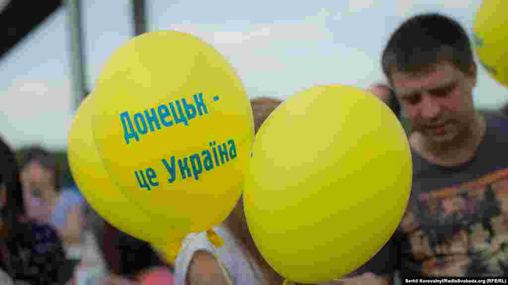 Кожного разу, коли хтось вигукував: «Донецьк – це Україна» та «Луганськ – це Україна», пішохідний міст вибухав від оплесків