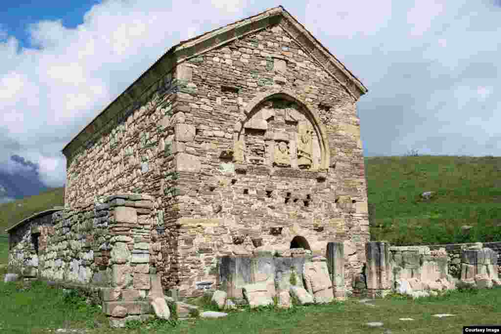 Тхаба-Ерды – один из старейших христианских храмов на территории России. Его датируют VIII – IX веками. Впрочем, перестраивали и ремонтировали его сотни лет – даже после того, как культурное влияние Грузии ослабло и местные жители вернулись в язычество. Здесь совершали жертвоприношения и проводили обряды вызова дождя. Есть разные версии трактовки названия Тхаба-Ерды – "Храм святого Фомы", "Храм двух тысяч святых" и даже "Храм глаза бога"