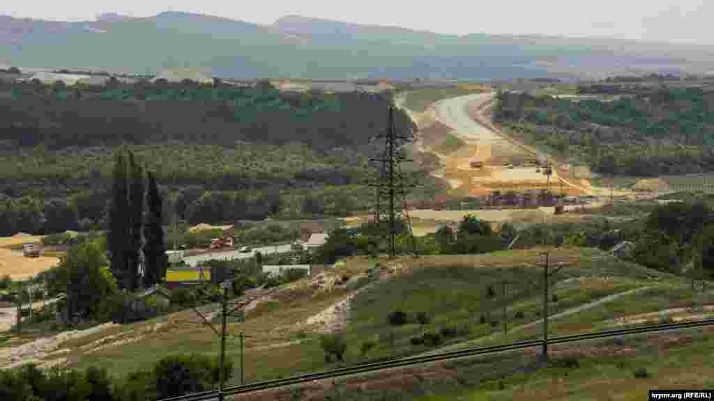 Трасса «Таврида» продолжается в селе Тополи. Там она пересекает реку Альму и фруктовый сад на ее берегах