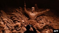 У Китаї відзначають 80-річчя перемоги над Японією і завершення Другої світової війни. На фото чоловік на виставці на цю тему в Пекіні, 27 серпня 2025 року