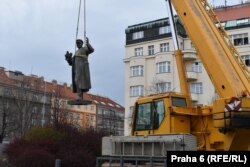 Статуя во время демонтажа 3 апреля 2020 года