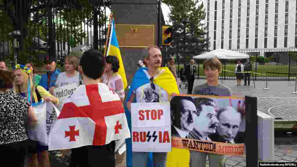 Кілька десятків протестувальників вийшли під стіни посольства Росії у Вашингтоні, де тривав прийом з нагоди Дня Росії, щоб вкотре звернути увагу на розв'язану Кремлем криваву політику. Вашингтон, 9 червня 2016 року (фото: Yuri Yankovski)