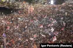 Сотні тисяч людей на акції протесту у Белграді. 15 березня 2025 року. Президент Вучич визнав «величезну негативну енергію і гнів», спрямовані на владу країни, і пообіцяв, що «доведеться змінити себе»