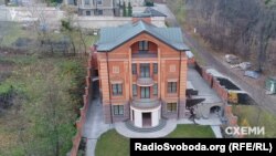 У декларації Горащенкова будинок значиться як об’єкт незавершеного будівництва, але недобудом його не назвеш