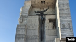 Фрагмент монумента "Маска скорби" под Магаданом, поставленный при жизни Эрнста Неизвестного в ноябре 2010 года