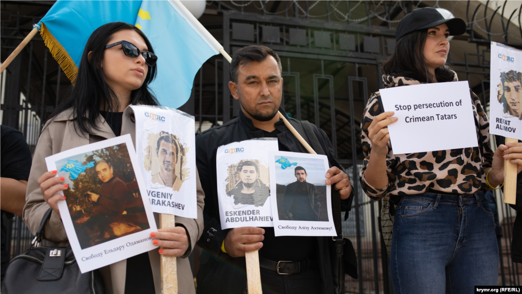 На фото – крымскотатарский активист Исмаил Рамазанов, ранее обвиняемый российскими силовиками в экстремистских высказываниях по интернет-рации Zello. Рамазанов был задержан 23 января 2018 года, в этот день у него дома в селе Новый мир прошел обыск.  Уголовное дело против Исмаила Рамазанова прекратили 16 января 2019 года. Позднее данные Рамазанова удалили из российского «Перечня террористов и экстремистов»