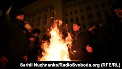 Як у Києві «проводжали» Зеленського на «нормандські» переговори – фотогалерея