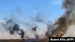 Дим над сирійським містом Тель-Аб’яд на кордоні з Туреччиною