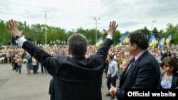 Президент України Петро Порошенко (ліворуч) і новий голова Одеської обласної державної адміністрації Міхеїл Саакашвілі. Одеса, 30 травня 2015 року