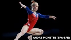 Посадовці посилаються на дані видання «Главком», за якими російська гімнастка Ангеліна Мельникова (на архівному фото), яка має нейтральний статус, зареєструвалася на порталі попереднього голосування правлячої російської партії «Єдина Росія»