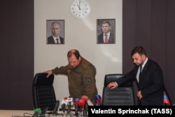 Дмитро Трапезников (ліворуч) і Деніс Пушилін – двоє ватажків угруповання «ДНР» – під час скликаного брифінгу у зв'язку з загибеллю головного ватажка цього угруповання Олександра Захарченка. Окупований Донецьк, 31 серпня 2018 року