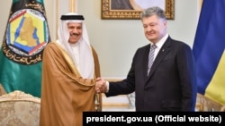 Президент України Петро Порошенко і генеральний секретар Ради співробітництва арабських держав Перської затоки Абдулатіф бін Рашид. Ер-Ріяд (Саудівська Аравія), 31 жовтня 2017 року