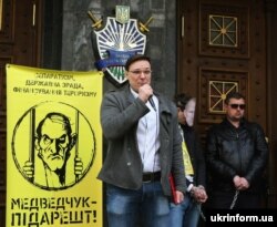 Народний депутат України Сергій Висоцький виступає під час мітингу в рамках кампанії «Медведчук підарешт» під стінами Генеральної прокуратури України. Київ, 5 квітня 2016 року