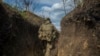 Боєць ЗСУ іде окопом на лінії розмежування під Шумами поблизу Донецька. Україна, 28 квітня 2021 року