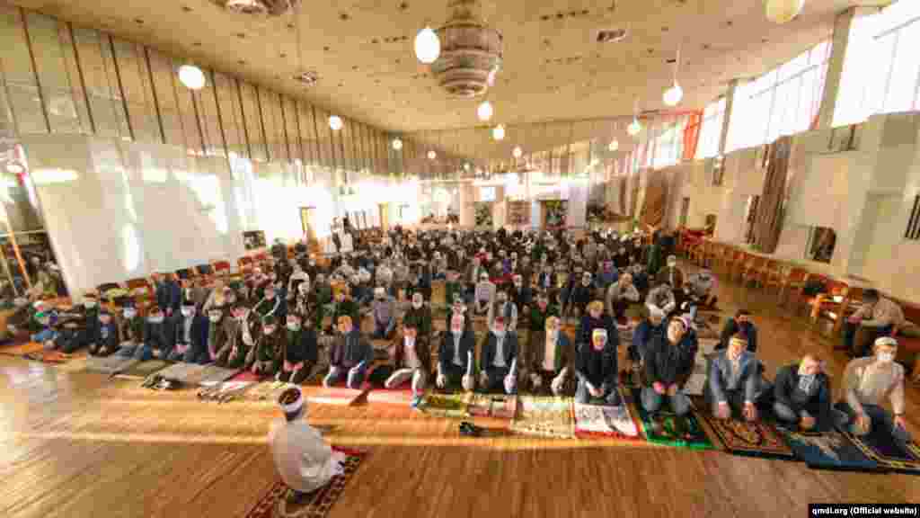 Праздничный намаз, посвященный окончанию мусульманского поста Рамадан (Рамазан) и наступлению праздника Ораза-байрам, совершили в Симферополе, Крым