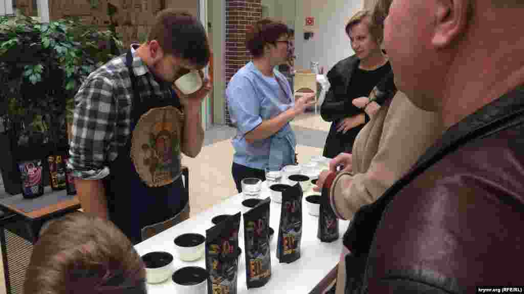 Дегустация сортов кофе из разных стран – приятный бонус и тренировка для истинных гурманов