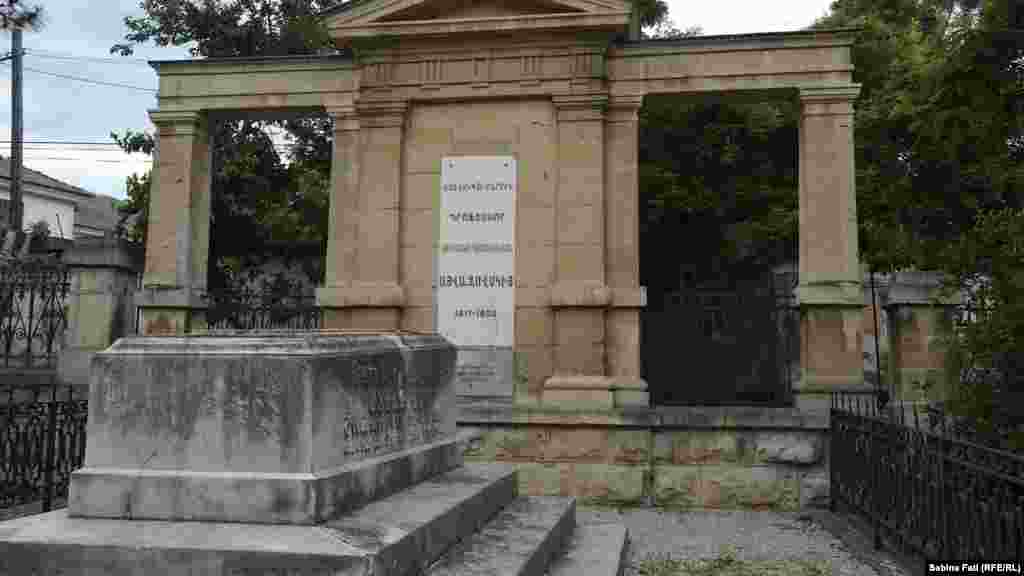 Айвазовский похоронен в ограде средневековой армянской церкви Святого Саркиса. Его вдова установила мраморное надгробие в форме саркофага, автором которого является итальянский скульптор. На стене на древнеармянском языке выгравированы слова: «Рожденный смертным, оставил по себе бессмертную память». 