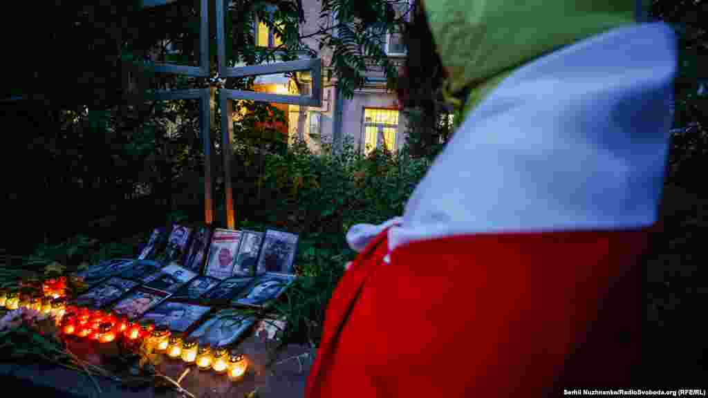 За інформацією джерела телеканалу «Настоящее время», у якого є доступ до паспортних даних громадян Білорусі, Андрію Зельцеру – був 31 рік, він був одружений