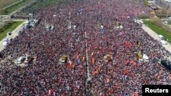 На снимке с дрона показаны люди, собравшиеся на митинг протеста против ареста мэра Стамбула Экрема Имамоглу, 29 марта 2025 года