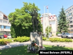 Spomenik još jednom zvaničniku susjedne gržave, Gojku Šušku bivšem ministru obrane Republike Hrvatske, napravljen 2008. godine otkriven je spomenik.