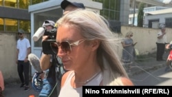 ლაიან კენედი, ბელას დედა თბილისის საქალაქო სასამართლოდან გამოდის, 24 ივლისი, 2025 წელი