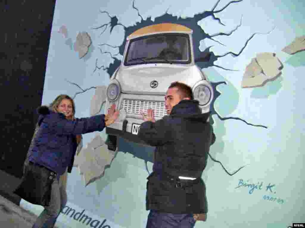 Художні інсталяції уздовж колишнього маршруту стіни