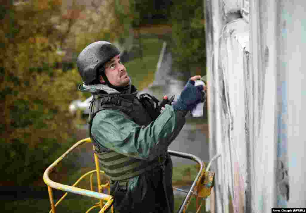 Ван Хелтен говорит, что он уже давно откладывал этот проект, придуманный киевской арт-группой Art United Us («Искусство объединило нас»). Сейчас он чувствует себя некомфортно из-за «вынужденной смелости в уличном искусстве, где идет речь о наиболее опасной работе в таких условиях»