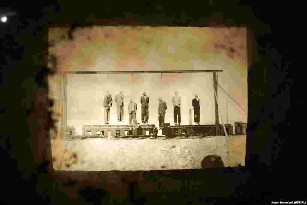 У березні 1943 року Краківське гетто було остаточно знищене. 8 тисяч євреїв були відправлені в табір Плашил. 2 тисячі – вбиті на вулицях міста