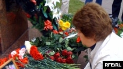 Россия. Цветы в память о жертвах теракта на Каширском шоссе. Москва, 13.10.1999