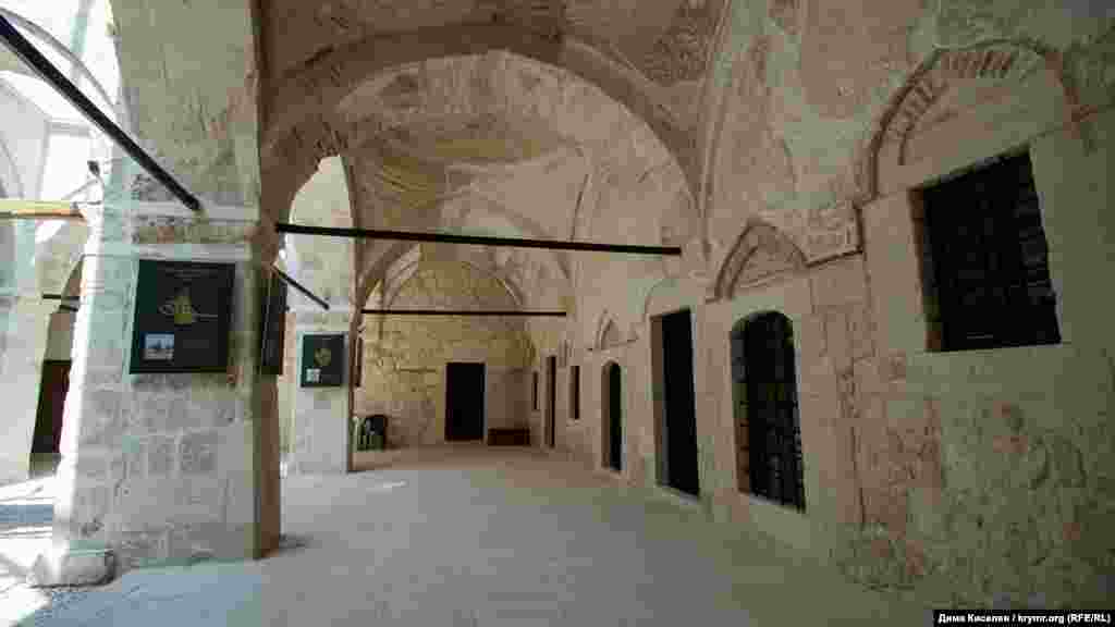 По широким коридорам уже после аннексии Крыма развесили информационные таблички. В частности, там можно прочитать о туграх – монограммах султанов и ханов. Как сообщает одна из табличек, установленных внутри медресе, во времена Российской империи тугры стали «непременной частью образа российского Крыма» и являются «крымским символом российской государственности»