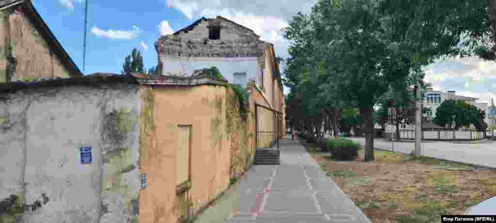 Здание воинской части выглядит древним и неухоженным