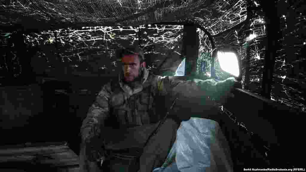 Журналісти Радіо Свобода отримали можливість потрапити на одну з найнебезпечніших позицій в зоні проведення операції Об’єднаних сил. Очевидно, що в ці краї громадський транспорт не ходить. Добиратися довелося армійською вантажівкою, більш відомою як «шишига»