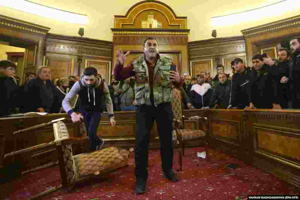 Протестувальники в частково розгромленій будівлі уряду в центрі Єревану