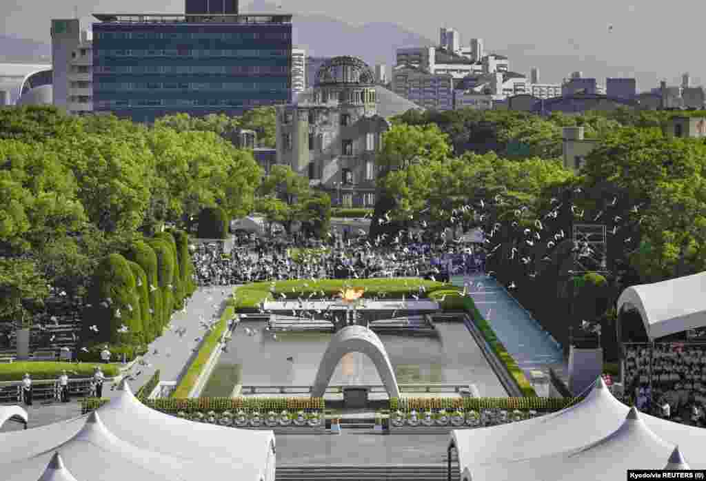 Golubovi lete iznad Memorijalnog parka mira s pogledom na uništenu Kupolu atomske bombe na ceremoniji u Hirošimi, u zapadnom Japanu, 6. avgusta 2025.