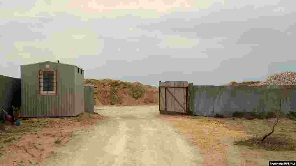 У главных ворот «замороженного» строительства. Охранники службу там все же несут