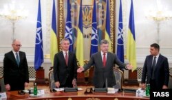 Зліва-направо: голова українського уряду Арсеній Яценюк, генсекретар НАТО Єнс Столтенберґ, президент України Петро Порошенко і голова Верховної Ради Володимир Гройсман, Київ, 22 вересня 2015 року
