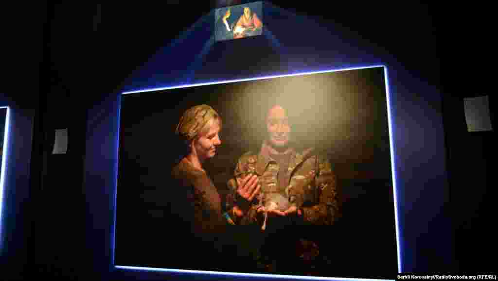 Ця світлина є подібною до картини Жоржа де ла Тура «Новонароджений», проте замість дитини жінки розглядають кошенят. Фотографія була зроблена у закинутому селі на південь від міста Бахмута (Артемівська), що на Донеччині