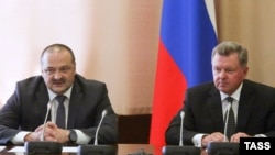 Бывший полпред в СКФО, ныне первый замдиректора Федеральной службы войск нацгвардии Сергей Меликов и действующий полномочный представитель президента РФ Олег Белавенцев