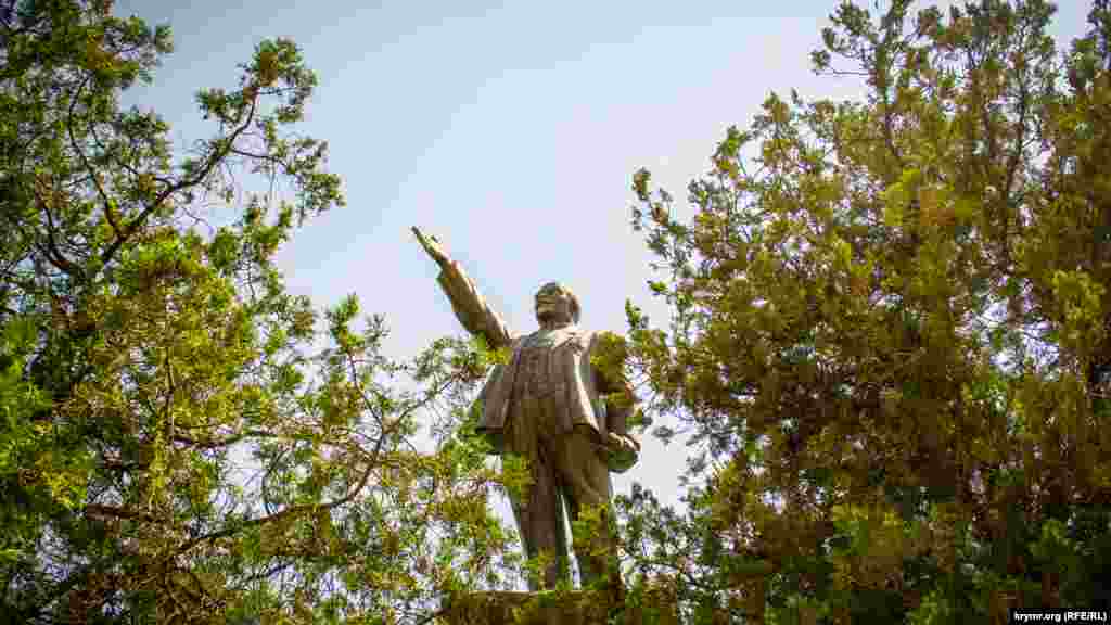 Этот – спрятан в зелени поселка Орджоникидзе, что под Феодосией. Поселок к тому же носит имя Григория Орджоникидзе, партийного деятеля и соратника советского диктатора Иосифа Сталина