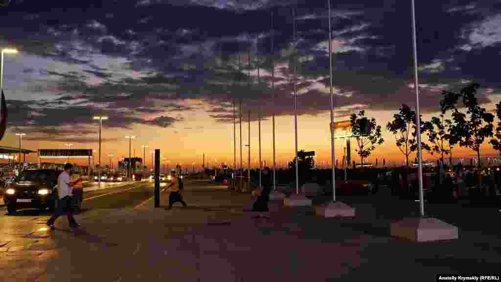 Перед пешеходным переходом с парковой зоны