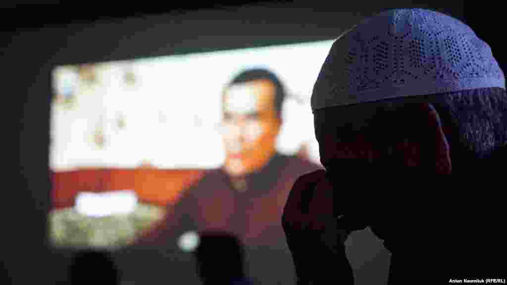 Активисты «Крымской солидарности» смотрят видео о появлении и развитии объединения