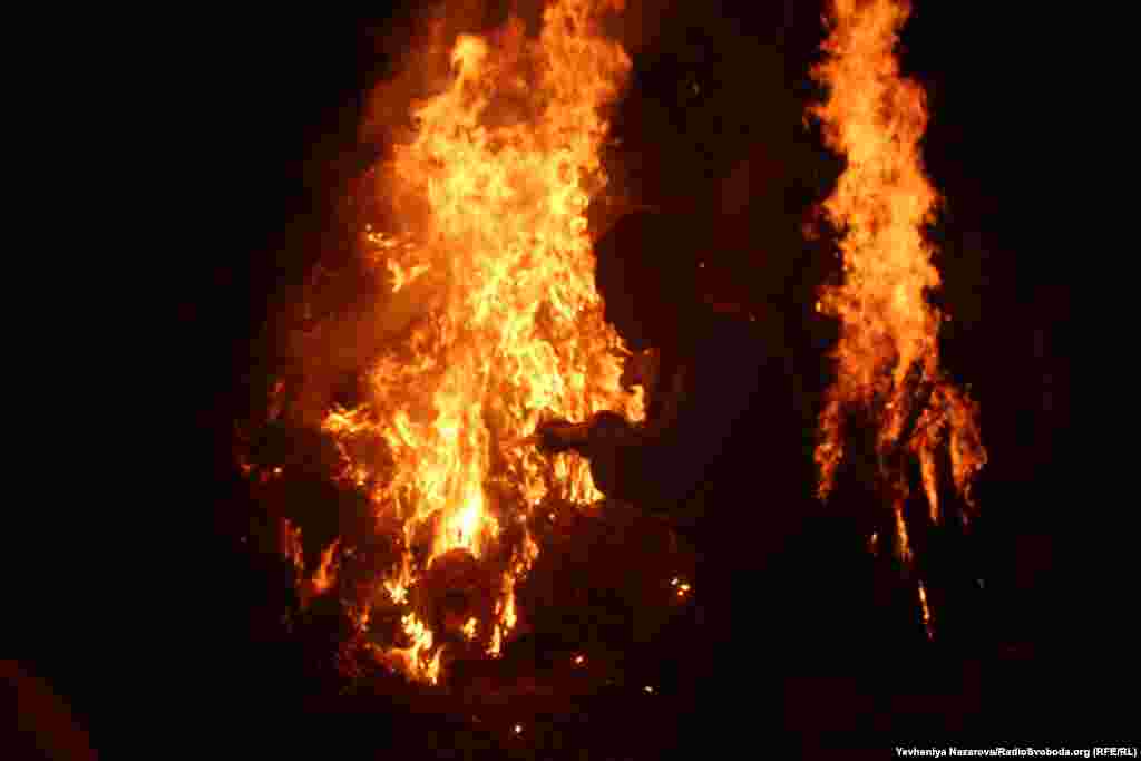 Через купальське вогнище учасники свята прокочують колесо, яке скидають у річку. Це символізує єднання двох давньослов’янських богів, стихіями яких є вогонь та вода, і «творення нового життя»