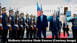 Госсекретарь США Керри прибыл в Косово