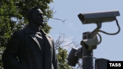 Помятник основателю ВЧК РСФСР Феликсу Дзержинскому на фоне камеры слежения