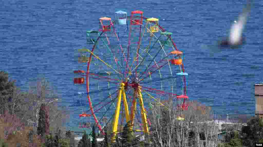 Алушта во время самоизоляции отнюдь не напоминает курортный город Южного берега Крыма. На улицах можно встретить лишь единичных прохожих, а с билбордов призывают оставаться дома