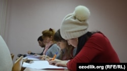 Имтиҳони забони русӣ дар Русия. Акс аз бойгонӣ.